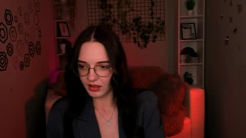 florence_barker online show from May 4, 12:56 pm