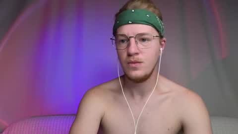 Snapshot of flower_haze chatting on December 11, 2:30 am Alexander online show from December 11, 2:30 am