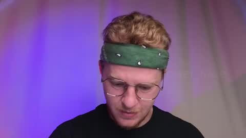 Snapshot of flower_haze chatting on December 15, 2:30 am Alexander online show from December 15, 2:30 am