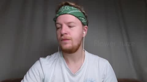 Snapshot of flower_haze chatting on December 26, 2:44 am Alexander online show from December 26, 2:44 am