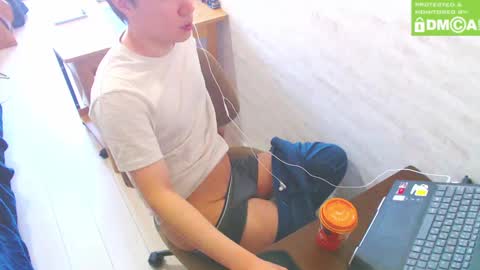 Snapshot of flowerbox chatting on March 9, 2:07 am flowerbox online show from March 9, 2:07 am