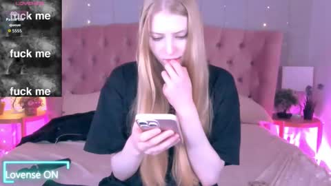 Mia online show from October 25, 1:51 pm