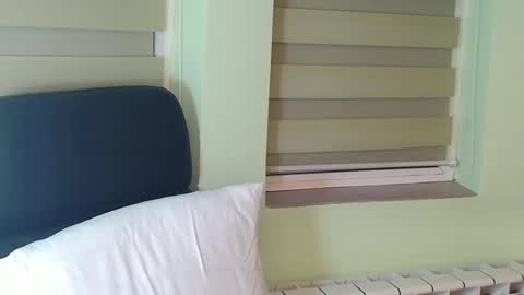 independent model online show from December 4, 3:43 pm