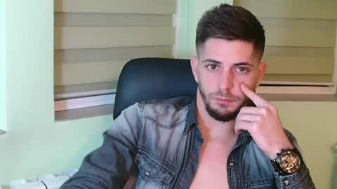 independent model online show from December 4, 6:50 pm