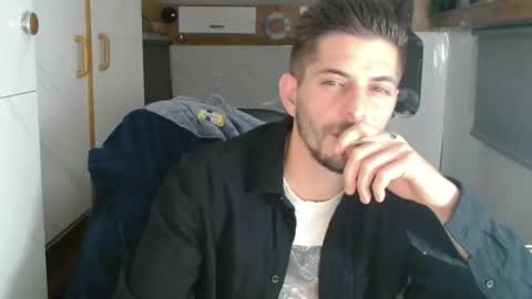 independent model online show from November 9, 5:00 pm