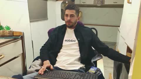 independent model online show from April 22, 5:58 pm