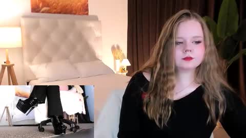 Snapshot of footfetish_baby chatting on September 16, 12:33 am Molly online show from September 16, 12:33 am