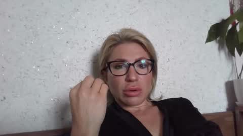 Snapshot of fox_red_lady7 chatting on May 16, 6:43 am fox_red_lady7 online show from May 16, 6:43 am