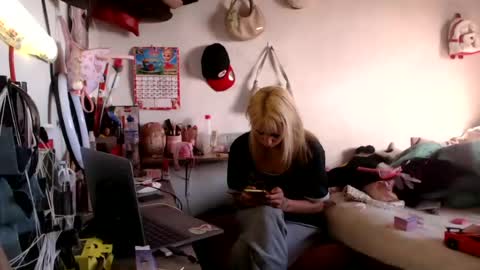 Snapshot of foxbunny_xd chatting on July 6, 12:57 pm foxbunny_xd online show from July 6, 12:57 pm