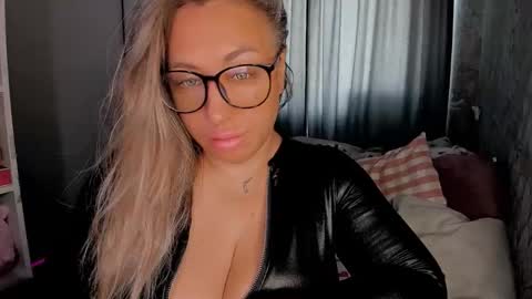 Snapshot of foxxxy__lady chatting on October 12, 4:22 am Kris online show from October 12, 4:22 am