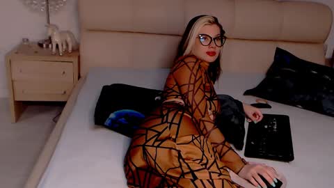 Snapshot of foxydevilish chatting on February 10, 10:19 pm Fox online show from February 10, 10:19 pm