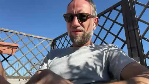 Snapshot of fra___ chatting on October 28, 9:35 am fra___ online show from October 28, 9:35 am