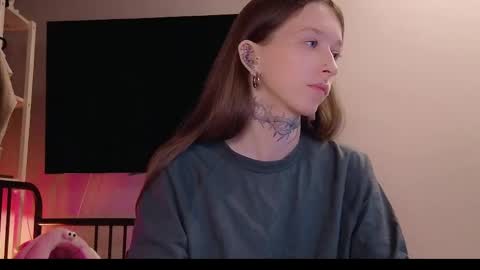 fran_bow online show from April 16, 8:09 pm