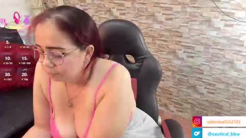 Snapshot of francesca_bbw chatting on February 22, 7:01 am online show from February 22, 7:01 am