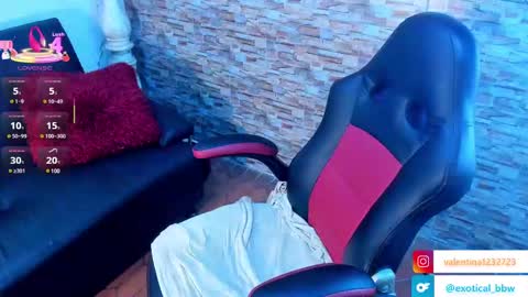 Snapshot of francesca_bbw chatting on February 22, 10:20 pm online show from February 22, 10:20 pm