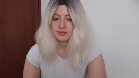Snapshot of francescaasmith chatting on May 5, 6:27 pm Francesca online show from May 5, 6:27 pm