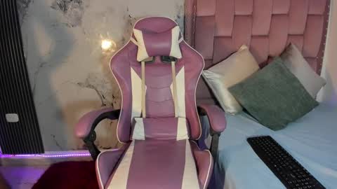 Snapshot of francis_leams chatting on September 15, 7:58 pm Laura online show from September 15, 7:58 pm