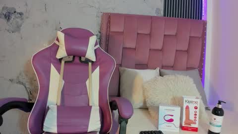 Snapshot of francis_leams chatting on September 23, 7:28 pm Laura online show from September 23, 7:28 pm