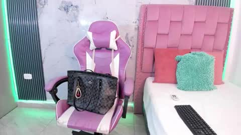 Snapshot of francis_leams chatting on December 13, 7:53 pm Laura online show from December 13, 7:53 pm