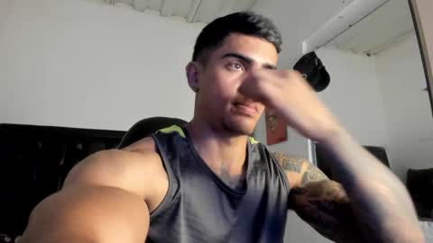 Snapshot of franco_ruiz_ chatting on February 15, 12:48 am franco online show from February 15, 12:48 am