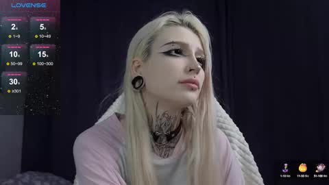 Snapshot of fraulein_mooon chatting on December 6, 3:08 am Asya UwU online show from December 6, 3:08 am