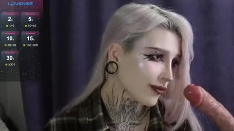 Snapshot of fraulein_mooon chatting on December 9, 5:40 am Asya UwU online show from December 9, 5:40 am