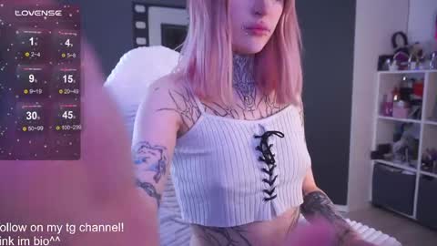 Snapshot of fraulein_mooon chatting on May 15, 6:26 pm Asya UwU online show from May 15, 6:26 pm