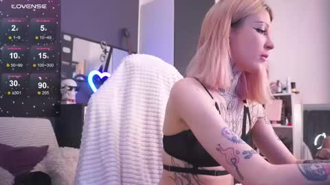 Snapshot of fraulein_mooon chatting on May 30, 9:34 pm Asya UwU online show from May 30, 9:34 pm