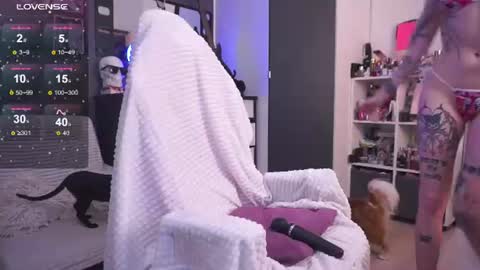 Snapshot of fraulein_mooon chatting on June 13, 9:57 pm Asya UwU online show from June 13, 9:57 pm