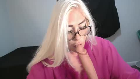 Snapshot of freakybarbi chatting on September 20, 1:01 pm Freaky Barbi online show from September 20, 1:01 pm
