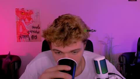 Snapshot of fred_strong chatting on December 17, 9:48 am Freddy online show from December 17, 9:48 am