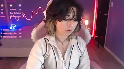 Snapshot of frida_lassi_ chatting on March 5, 6:45 pm frida_lassi_ online show from March 5, 6:45 pm