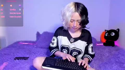 Snapshot of frida_lassi_ chatting on September 18, 7:05 pm frida_lassi_ online show from September 18, 7:05 pm