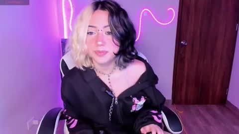 Snapshot of frida_lassi_ chatting on November 9, 10:08 pm frida_lassi_ online show from November 9, 10:08 pm