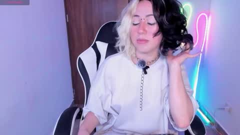 Snapshot of frida_lassi_ chatting on November 15, 9:32 pm frida_lassi_ online show from November 15, 9:32 pm