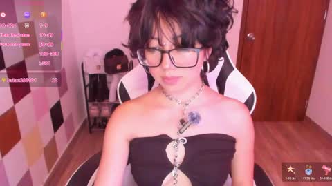 Snapshot of frida_lassi_ chatting on April 10, 1:49 pm frida_lassi_ online show from April 10, 1:49 pm