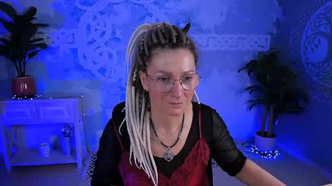 Snapshot of fridatander chatting on May 5, 5:15 am Frida Tander online show from May 5, 5:15 am