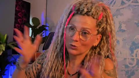 Snapshot of fridatander chatting on May 25, 5:35 am Frida Tander online show from May 25, 5:35 am