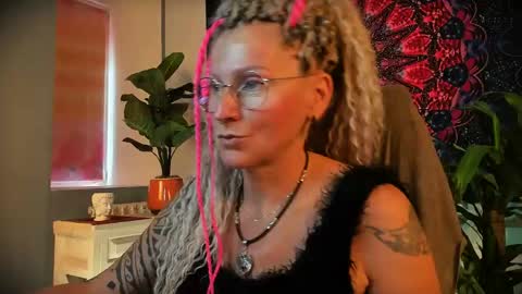 Snapshot of fridatander chatting on May 27, 5:15 am Frida Tander online show from May 27, 5:15 am