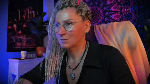 Snapshot of fridatander chatting on June 5, 5:36 am Frida Tander online show from June 5, 5:36 am