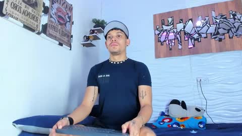 Snapshot of friendsofeverything_ chatting on October 3, 11:35 pm Adam y pitter online show from October 3, 11:35 pm