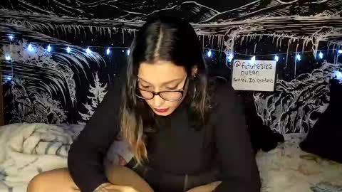 Snapshot of futuresizequeen chatting on November 29, 3:09 am futuresizequeen online show from November 29, 3:09 am