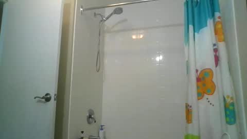 Snapshot of fuzzypeaches87 chatting on December 3, 6:28 pm fuzzypeaches87 online show from December 3, 6:28 pm