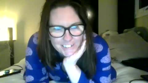 fuzzypeaches87 online show from March 24, 4:17 am