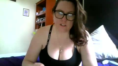 fuzzypeaches87 online show from April 12, 9:09 pm