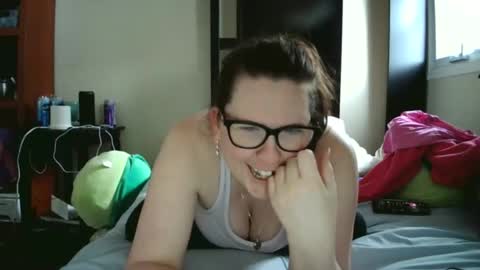 fuzzypeaches87 online show from April 19, 5:45 pm