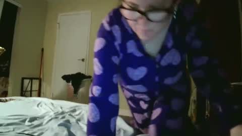 fuzzypeaches87 online show from April 21, 2:51 am