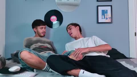 Snapshot of gabriel_and_geronimo chatting on October 23, 2:44 am gabriel_and_geronimo online show from October 23, 2:44 am