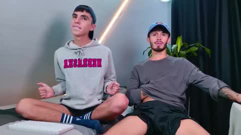 Snapshot of gabriel_and_geronimo chatting on November 29, 9:29 pm gabriel_and_geronimo online show from November 29, 9:29 pm