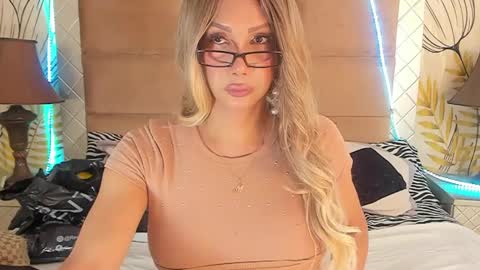 Snapshot of gaticahotts chatting on December 1, 6:30 pm melanny villa online show from December 1, 6:30 pm